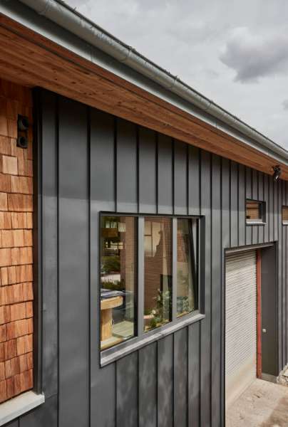 Fassade aus Kombination von Holz und Stahl, Schleusenberg 1, 23896 Panten